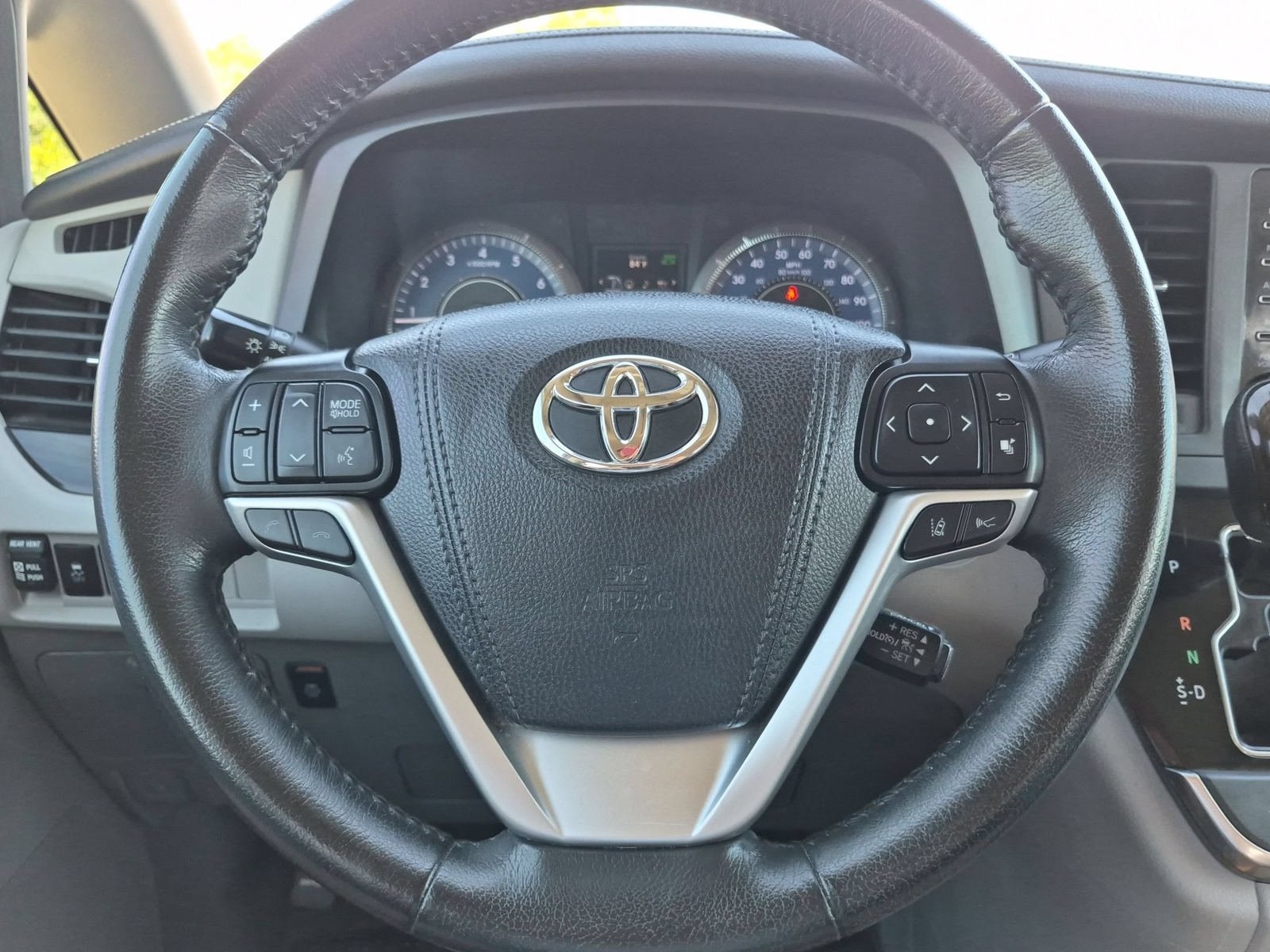 Used 2019 Toyota Sienna XLE w/ XLE Navigation Package FWD image 12