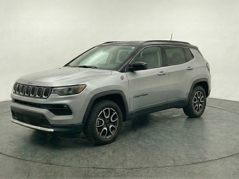 Used 2025 Jeep Compass Trailhawk image 3
