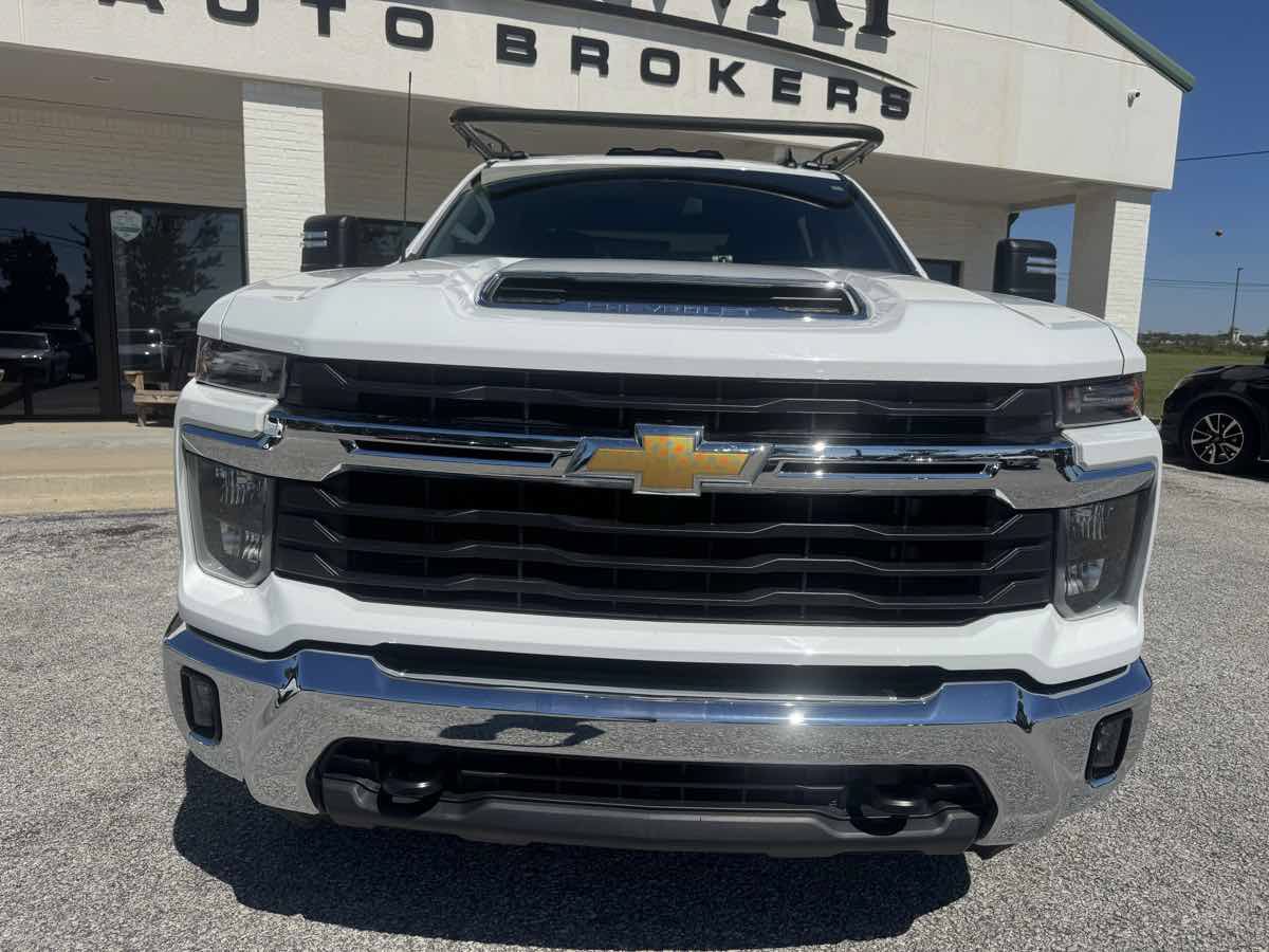 Used 2024 Chevrolet Silverado 3500 LT w/ Convenience Package RWD image 3