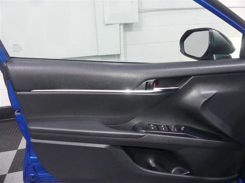 Used 2020 Toyota Camry SE image 17