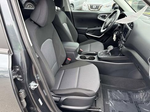 Used 2025 Kia Soul LX w/ LX Technology Package FWD image 9