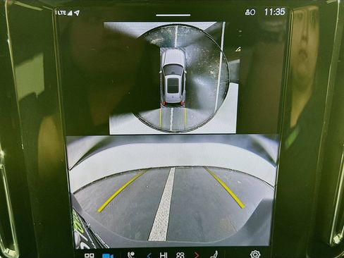 Used 2025 Volvo XC40 B5 Plus image 23