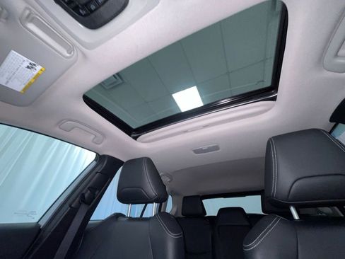 Used 2022 Toyota Corolla Cross XLE w/ Convenience Package image 22