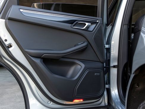 Certified 2025 Porsche Macan AWD/4WD image 41