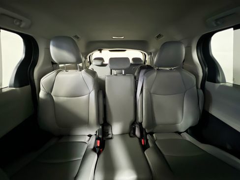 Used 2024 Toyota Sienna XLE FWD image 32