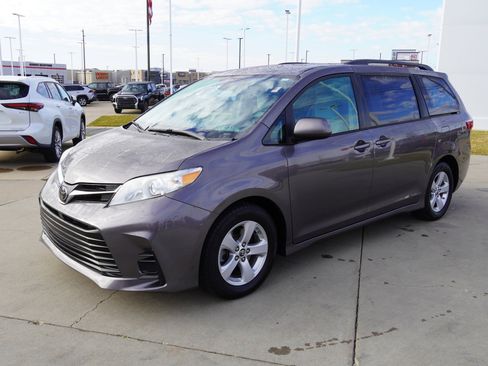 Used 2018 Toyota Sienna LE image 4