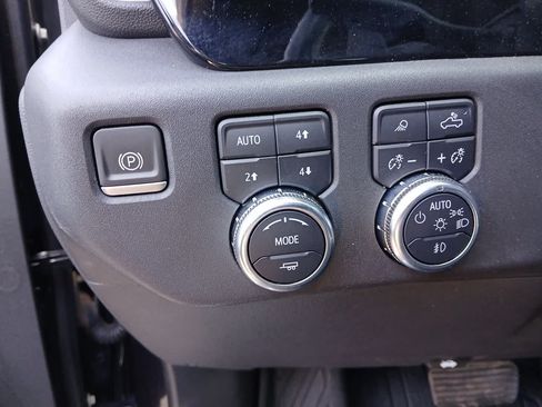 Used 2022 GMC Sierra 1500 SLT AWD/4WD image 29