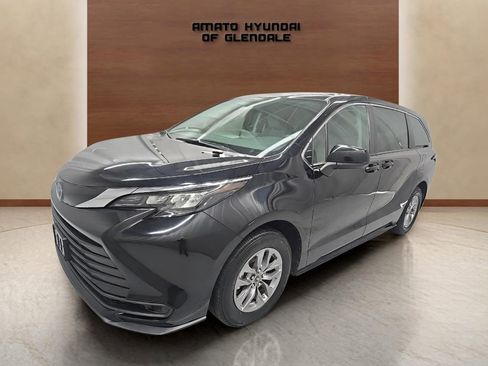 Used 2024 Toyota Sienna LE image 2