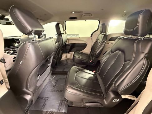 Used 2023 Chrysler Pacifica Touring-L FWD image 15
