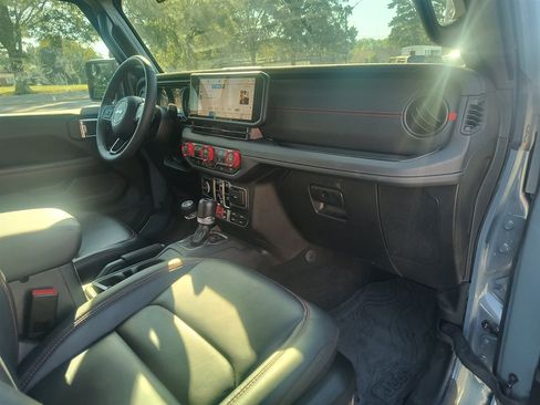 Used 2025 Jeep Gladiator Rubicon w/ Convenience Group AWD/4WD image 20