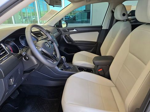 Used 2021 Volkswagen Tiguan SE w/ Panoramic Sunroof Package image 10