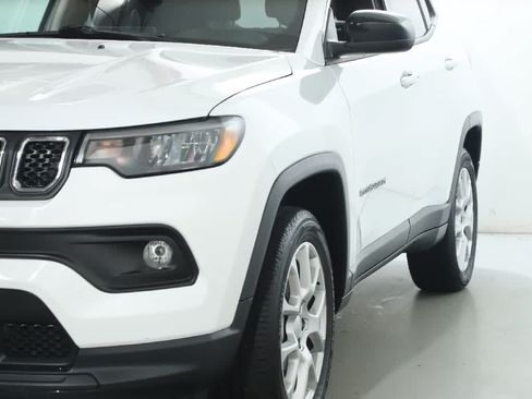 Used 2024 Jeep Compass Latitude AWD/4WD image 4