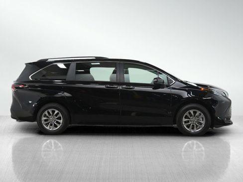 Used 2025 Toyota Sienna XLE w/ XLE Plus Package image 6