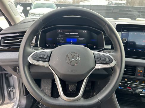 Used 2025 Volkswagen Jetta SE image 27