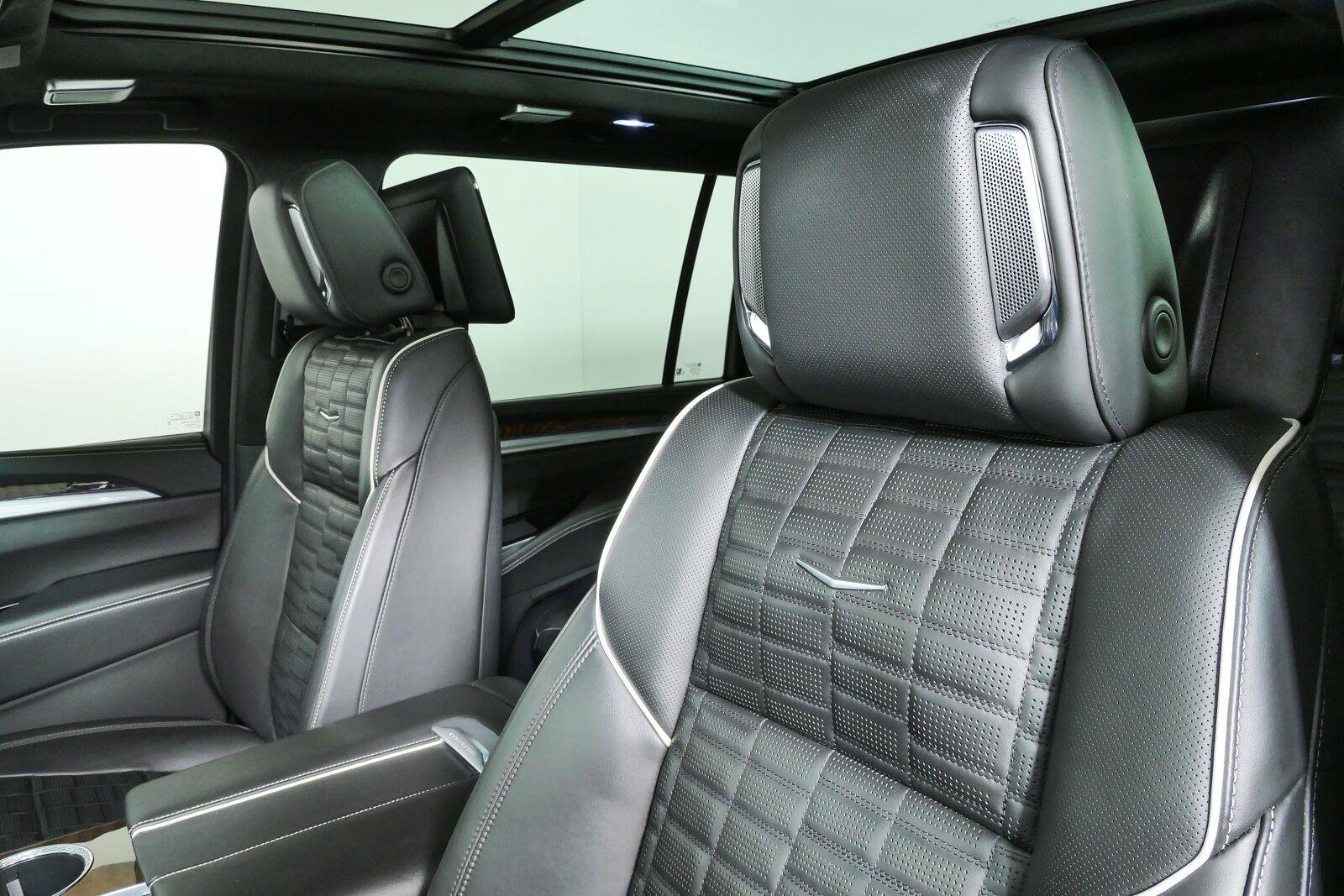 Used 2025 Cadillac Escalade ESV Sport Platinum w/ LPO, ONYX Package AWD/4WD image 5