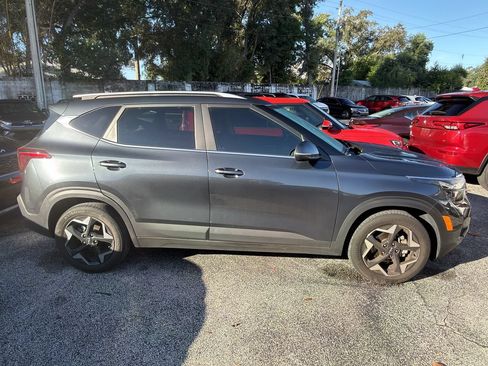 Used 2024 Kia Seltos EX FWD image 3