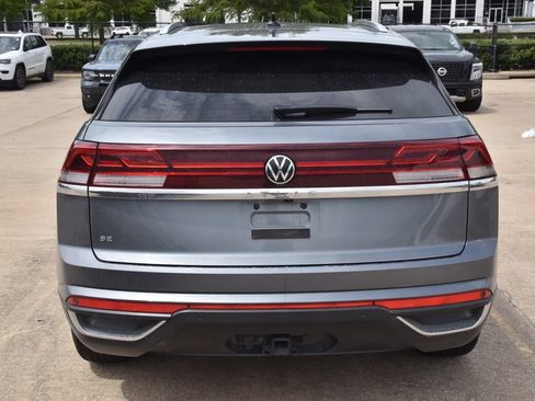 Used 2024 Volkswagen Atlas Cross Sport SE w/ Panoramic Sunroof Package FWD image 8