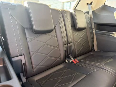 Used 2025 Volkswagen Atlas SE AWD/4WD image 17