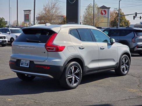 Used 2023 Volvo XC40 B5 Plus image 5