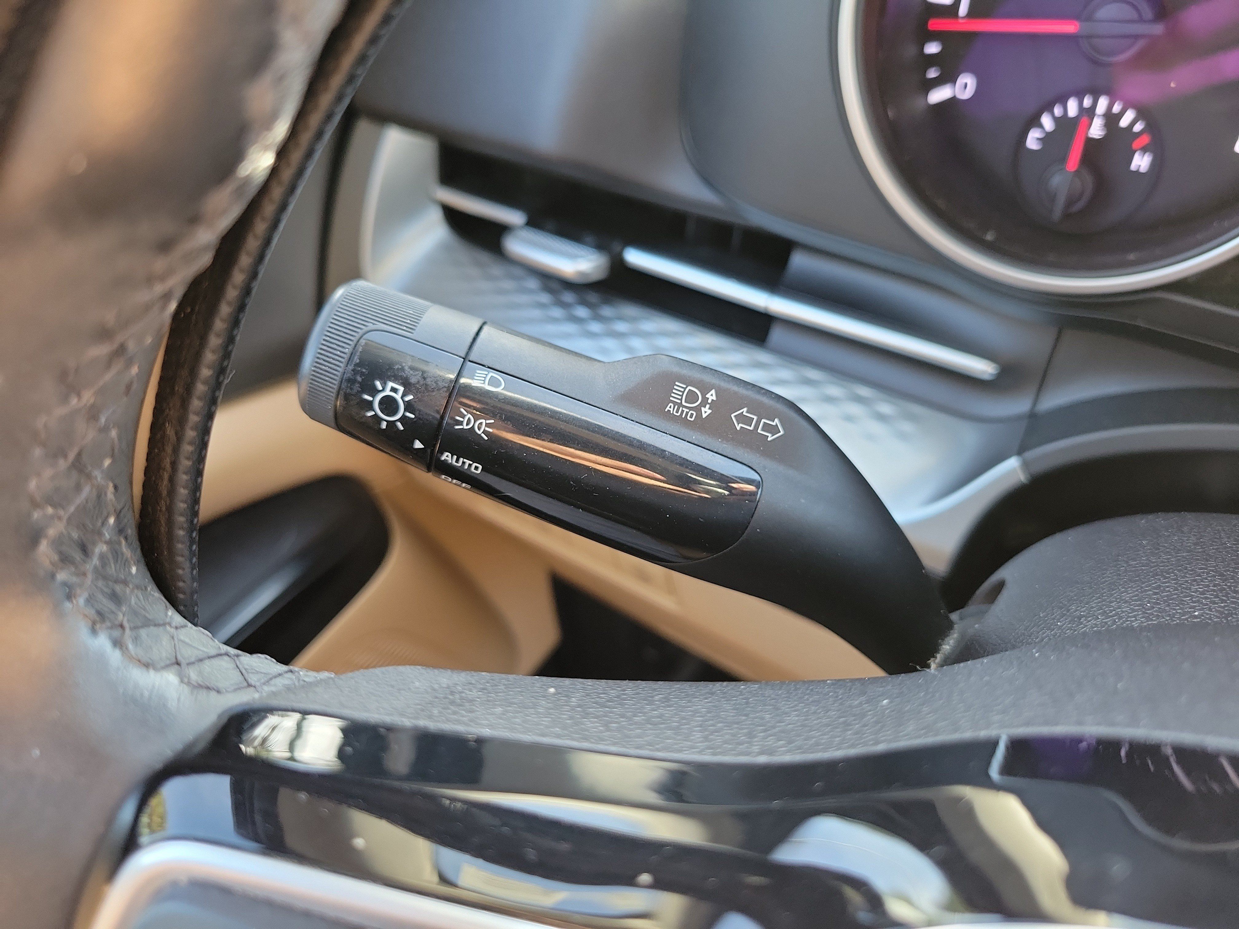Used 2022 Kia Carnival LX FWD image 29