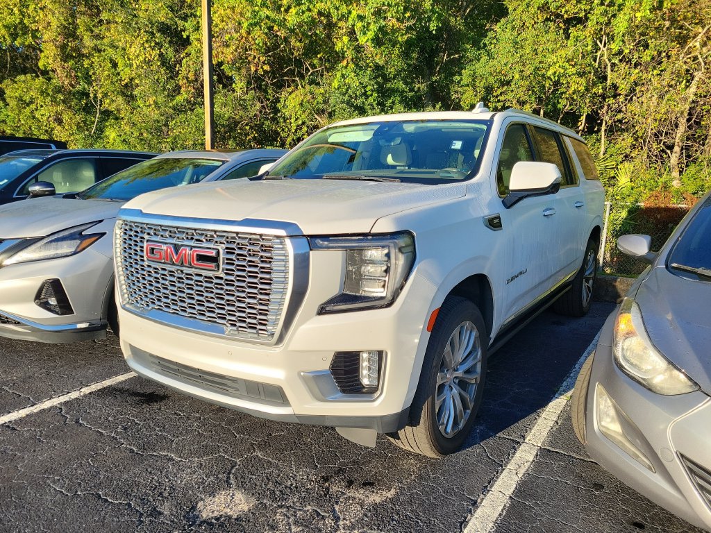 Used 2021 GMC Yukon XL Denali w/ Denali Premium Package AWD/4WD image 3