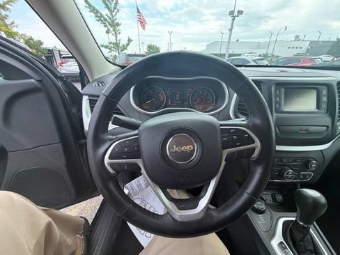Used 2018 Jeep Cherokee Latitude w/ North All-Season Group AWD/4WD image 17