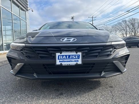 Certified 2025 Hyundai Elantra SE image 2