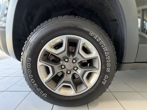 Used 2020 Jeep Cherokee Trailhawk w/ Cold Weather Group AWD/4WD image 9