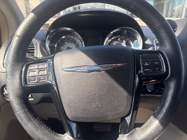 Used 2016 Chrysler Town & Country Limited FWD image 15