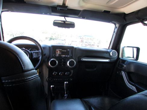 Used 2016 Jeep Wrangler Unlimited Sahara w/ Connectivity Group image 10
