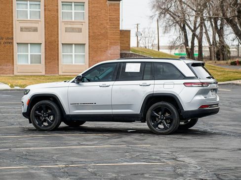Used 2024 Jeep Grand Cherokee Limited w/ Black Appearance Package image 7