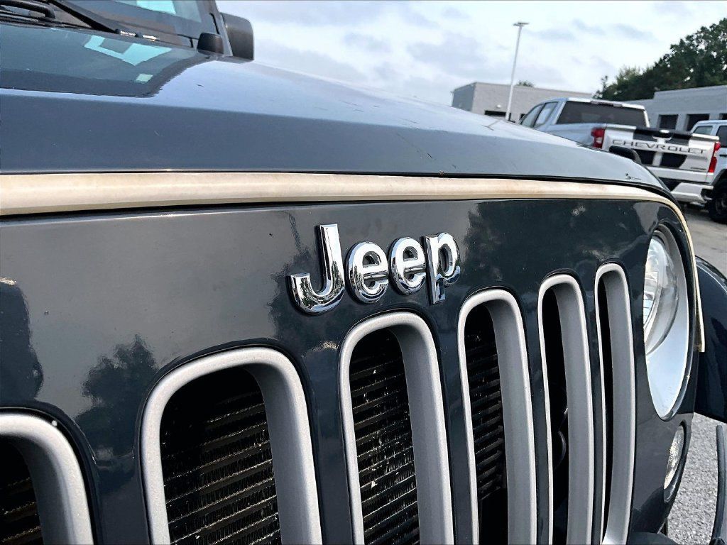 Used 2017 Jeep Wrangler Sahara w/ Connectivity Group AWD/4WD image 9