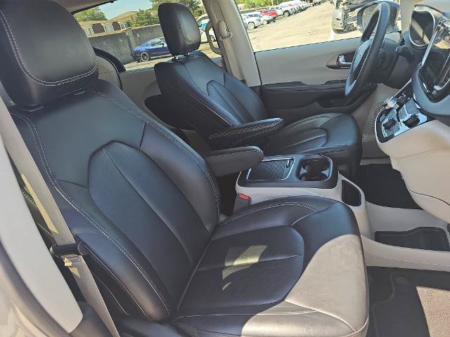 Used 2024 Chrysler Pacifica Touring-L FWD image 10