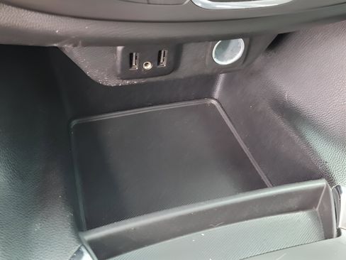 Used 2021 Chevrolet Traverse LT image 9