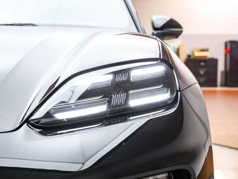 Used 2025 Porsche Macan Electric image 7