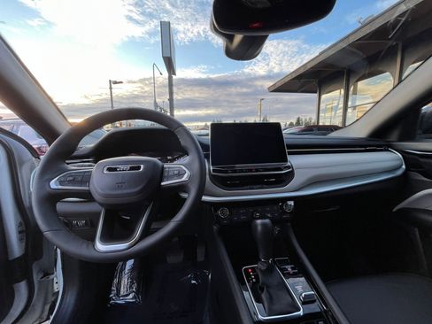 Used 2025 Jeep Compass Limited image 34