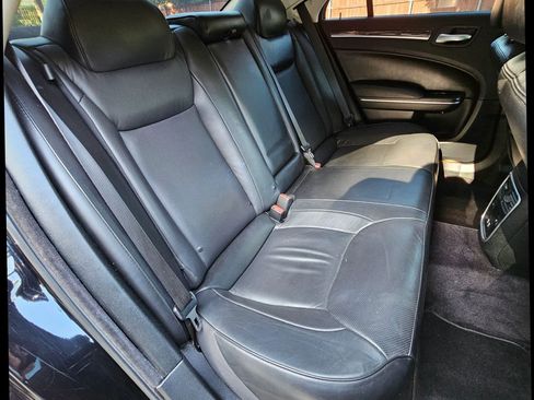 Used 2018 Chrysler 300 Limited image 26