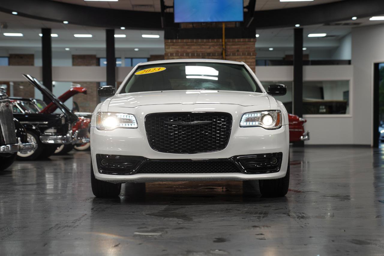 Used 2023 Chrysler 300 Touring w/ Sport Appearance Package RWD image 3