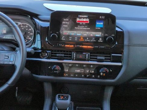 Used 2025 Nissan Pathfinder SL w/ SL Premium Package FWD image 17