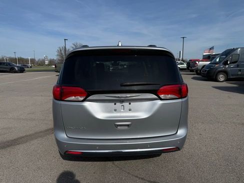 Used 2017 Chrysler Pacifica Touring-L Plus image 3