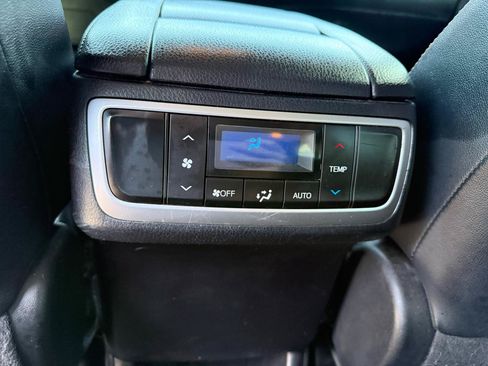 Used 2019 Toyota Highlander XLE AWD/4WD image 18