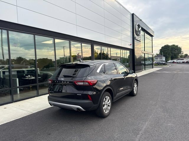 Used 2024 Ford Escape Active AWD/4WD image 3