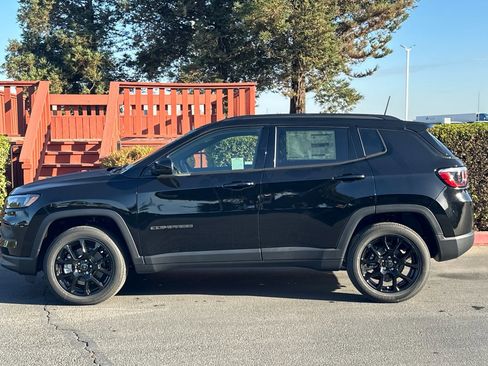 New 2026 Jeep Compass Latitude image 7