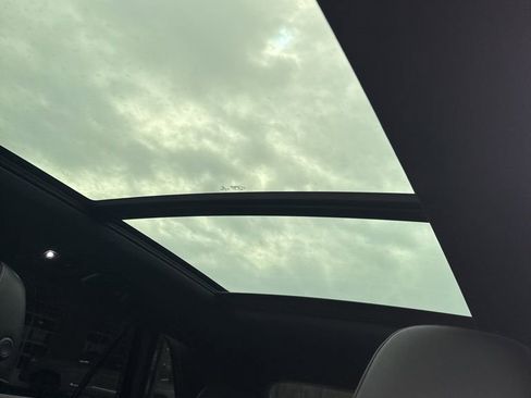 Used 2020 Volkswagen Atlas Cross Sport SE w/ Panoramic Sunroof Package image 4