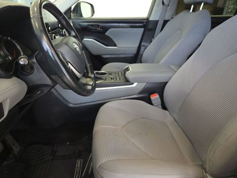 Used 2022 Toyota Highlander LE image 12