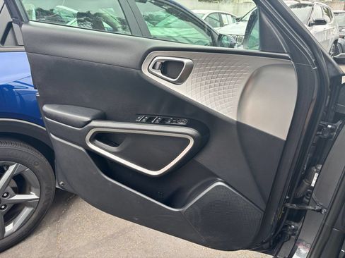 Used 2025 Kia Soul LX w/ LX Technology Package FWD image 18