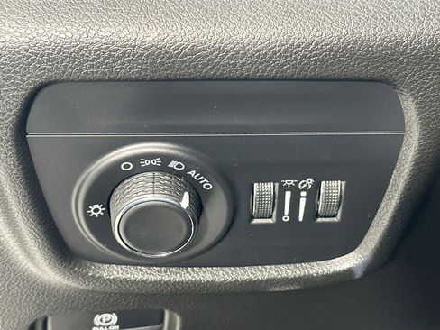 Used 2023 Jeep Grand Cherokee Laredo image 10