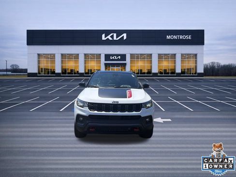Used 2025 Jeep Compass Trailhawk AWD/4WD image 2