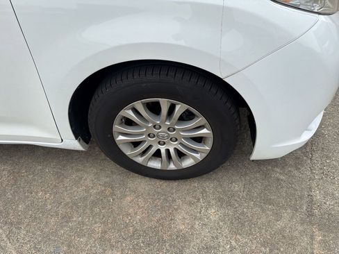 Used 2013 Toyota Sienna XLE image 16