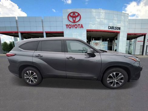 Used 2021 Toyota Highlander XLE AWD/4WD image 6